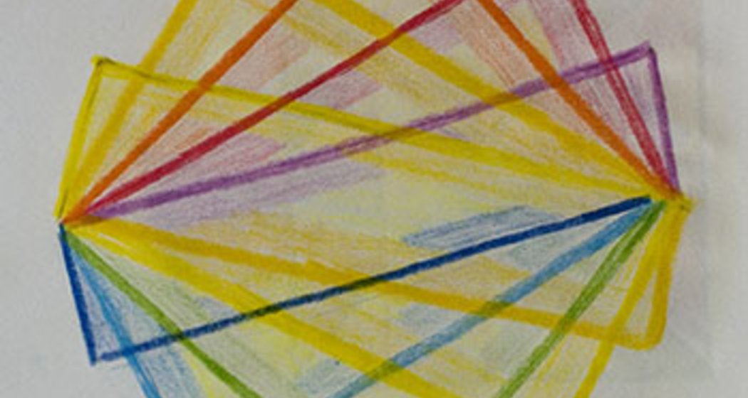 Ein farbenfrohes geometrisches Muster mit sich überschneidenden Linien in Gelb, Orange, Rot, Grün und Blau, die eine sternförmige Form auf weißem Hintergrund bilden.