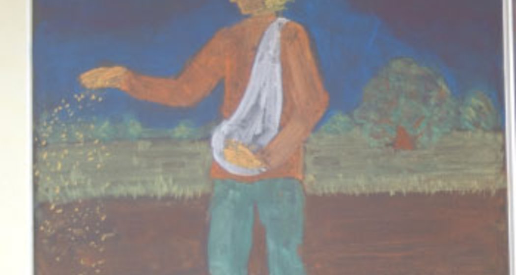 Das Gemälde zeigt eine Person mit lockigem blondem Haar, die in der Abenddämmerung auf einem Feld Samen sät. Sie trägt ein rotes Hemd, eine blaue Hose und einen weißen Sack über eine Schulter. Die Sonne leuchtet hell am dunklen Himmel, im Hintergrund sind Bäume zu sehen.